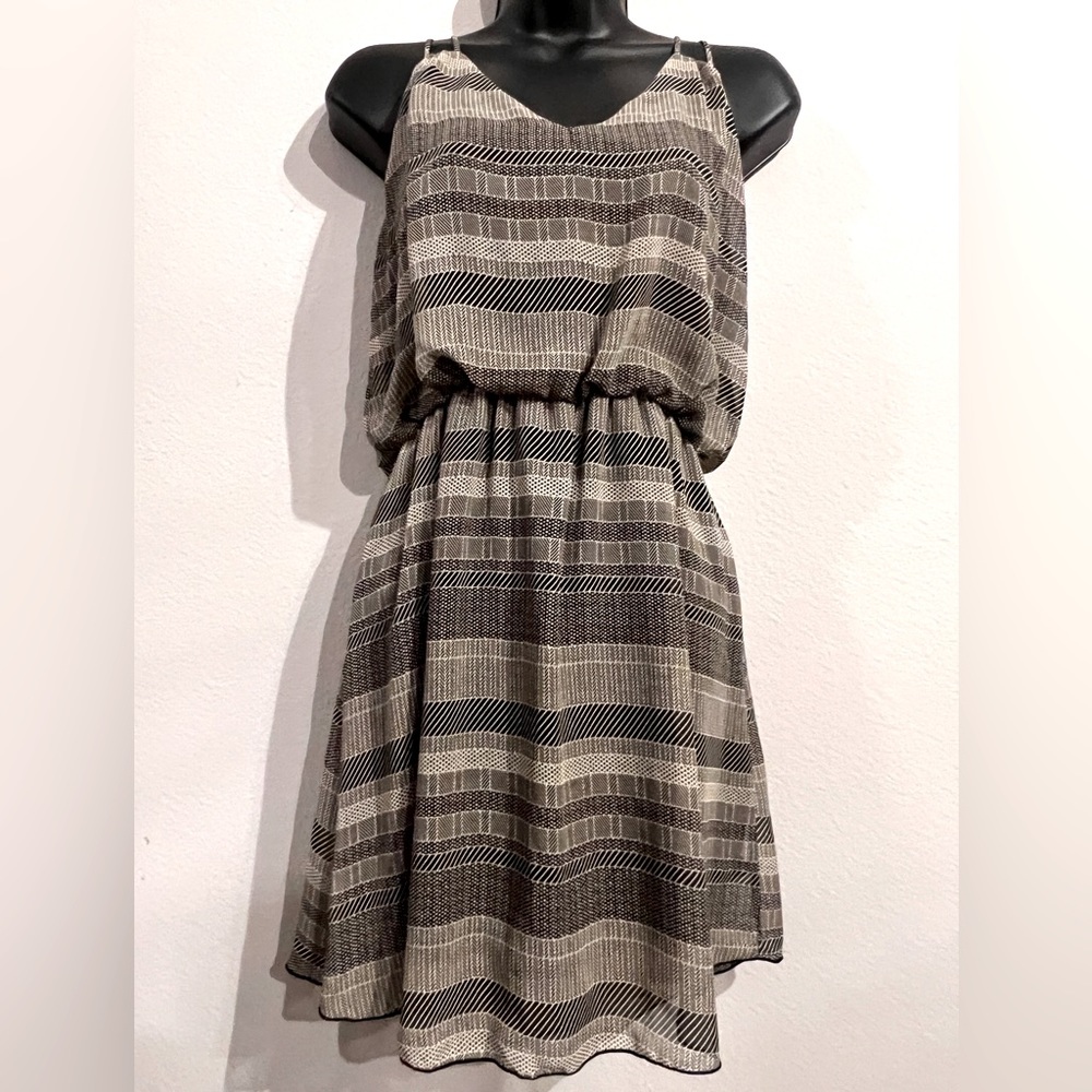 Comfy, Cute, and Classy all at the same time, tasteful geometric print dress